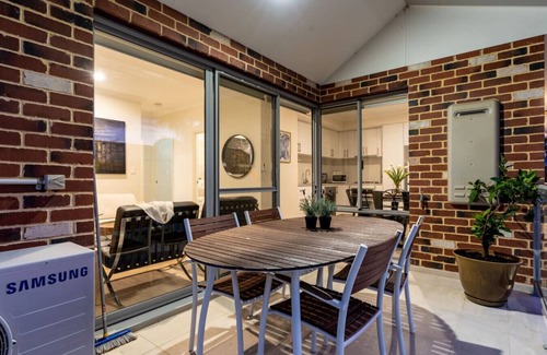 Bassendean Apartment | Modernista Getaway: Your Airport Retreat