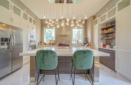 Richmond Hill House | Modernized Five Bedroom Villa