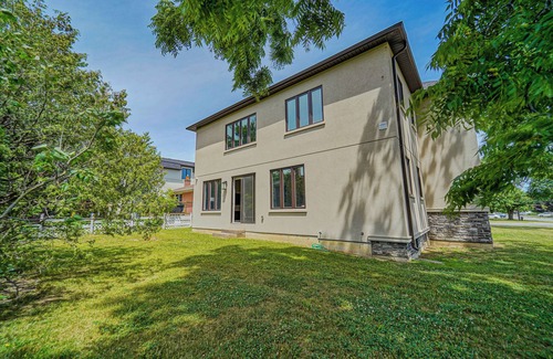 Richmond Hill House | Modernized Five Bedroom Villa