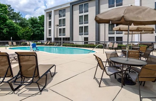 College Park House | Modernly Designed King Room! Free In-Room WiFi