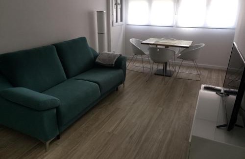 La Latina Apartment | Moderno,tranquilo, entrada autónoma y fácil aparcamiento.