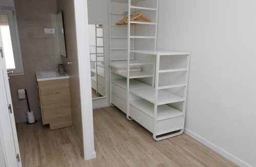 La Latina Apartment | Moderno,tranquilo, entrada autónoma y fácil aparcamiento.