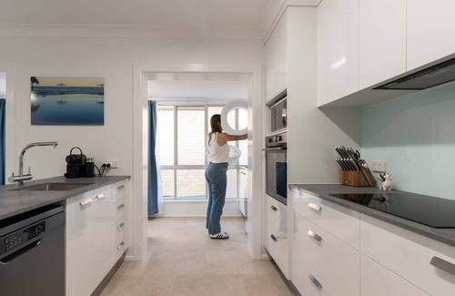Moffat Beach Apartment | Moffat Beach Coastal Contemporary Unit A