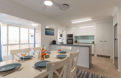 Moffat Beach Apartment | Moffat Beach Coastal Contemporary Unit A