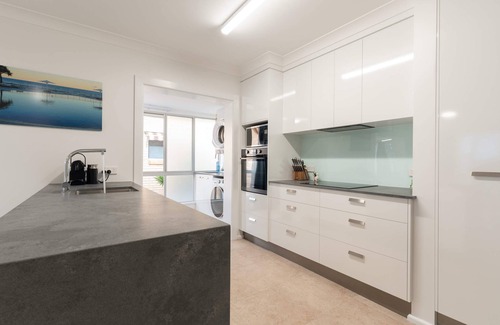 Moffat Beach Apartment | Moffat Beach Coastal Contemporary Unit A