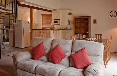 East Jindabyne Cottage | Mogul - A Freestanding East Jindabyne Lakefront Holiday Home