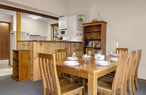 East Jindabyne Cottage | Mogul - A Freestanding East Jindabyne Lakefront Holiday Home