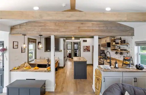 Monroe House | Mombasha Lake House