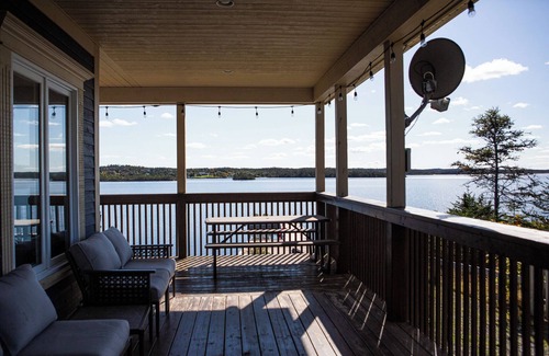 Terra Nova House | Moments Cottage | Waterfront Spa