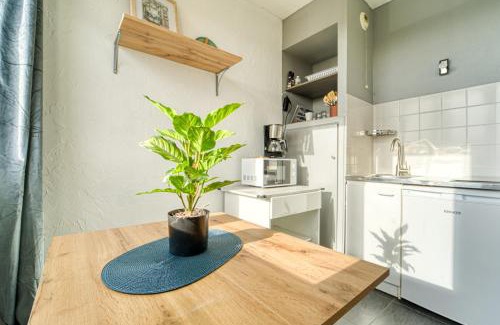 Plantieres Queuleu Apartment | Mon Rez-de-Chaussée Ville Parking Privé Un-Séjour-à-Part
