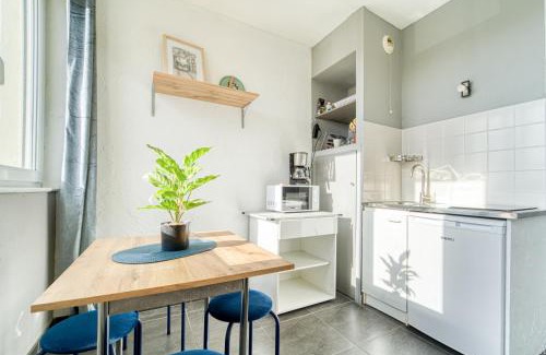 Plantieres Queuleu Apartment | Mon Rez-de-Chaussée Ville Parking Privé Un-Séjour-à-Part