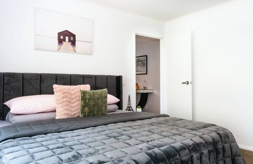 McCrae House | MondoDan - Enjoy being nestled in nature surrounded by the leafy aspect and the singing birdlife