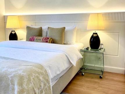 Old Town Apartment | MONDRIAN Luxury Suites & Apartments Market Square I