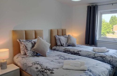 Aylesbury House | Monmouth House Aylesbury Premier Quality Accommodation For Larger Families Contractors And Professionals Sleeps Up to 6 Guests