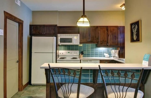Tremblant-Les-Eaux Condo | Mont Tremblant-les-Eaux 213-1A Condo hot tub open walk to ski slopes & golf n