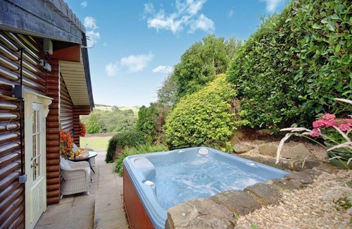 Bingley Cabin | Montana - 5 Star - Pet Friendly - Hot Tub - Scandinavian Log Cabin
