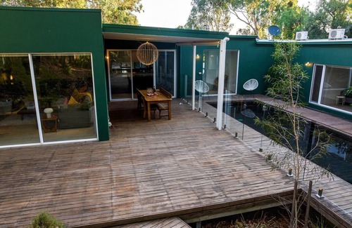 Castlemaine House | Montez House: Pool Retreat