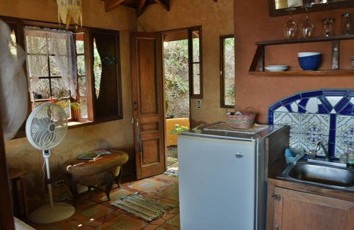 Montezuma Cottage | Montezuma Heights the cute Mariposa Cottage, into the great wide open. Sleeps 2