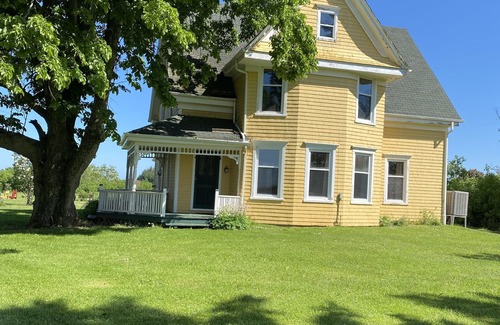 Princetown House | Montgomery House By The Sea &/or Carriage House - 8 Acres With Bay Views