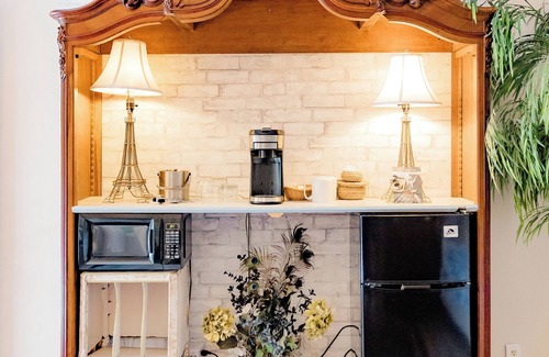 Versailles Bed & Breakfast | Montgomery Inn BnB