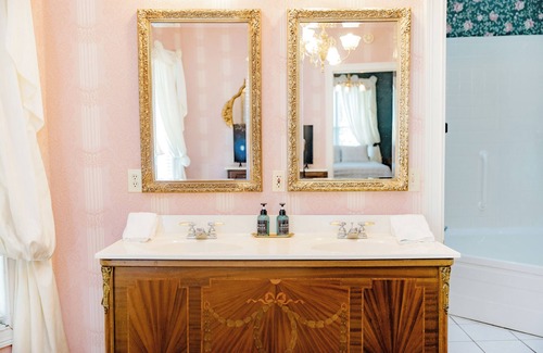 Versailles Bed & Breakfast | Montgomery Inn BnB
