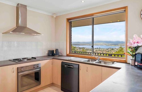 West Moonah House | Monthly stay special Panorama Derwent River View