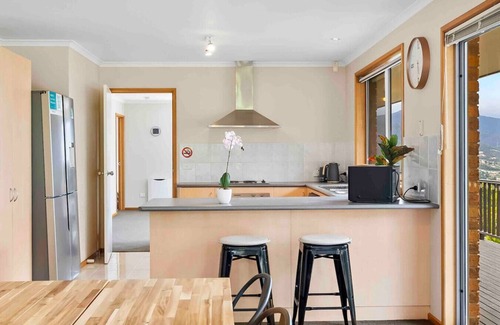West Moonah House | Monthly stay special Panorama Derwent River View