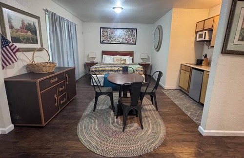 Crosstown House | MONTHLY STAYS in Memphis - Spacious 5BR Home w/3 BA-Near Downtown, Beale Street