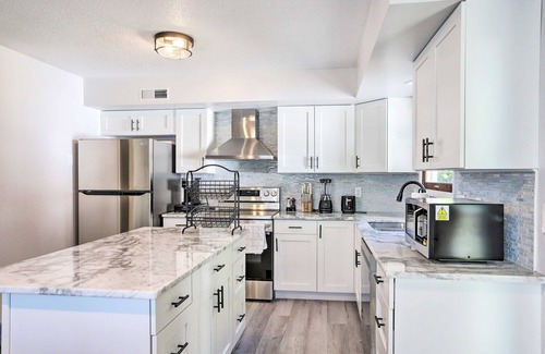 Bedford Condo | Monthly Toledo Rental Cozy 2BR Near Shops, Garden & University