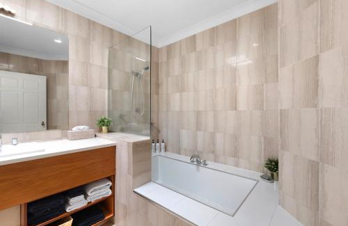Airlie Beach Apartment | Montipora Unit 3 - In the heart of Airlie, wi-fi and Netflix