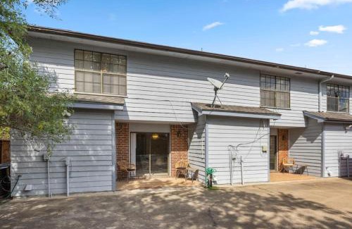 Montrose House | Montrose 2-Unit Retreat 4BR Sleeps 20 Near DT