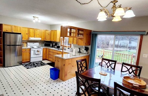 Bobcaygeon Cottage | Moon River Retreat-4 Seasons Riverside Gateway