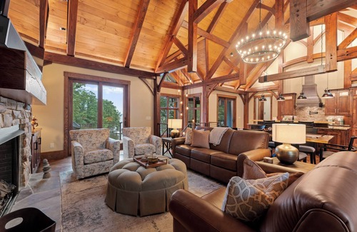 Mount Mourne House | Moonlight Cove | Sleeps 14- 6BDs| Rustic Charm