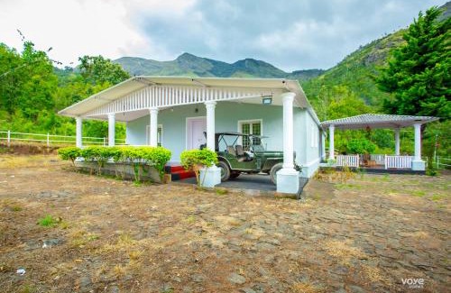 Periyur Resort | Moonlight Munnar Forest Bungalow with Private Waterfalls by VOYE HOMES