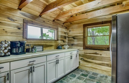 Sparta Cabin | Moonshine Cabin- beautiful Mountain views and minutes to downtown