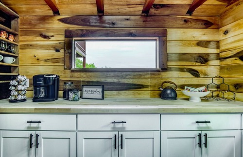 Sparta Cabin | Moonshine Cabin- beautiful Mountain views and minutes to downtown