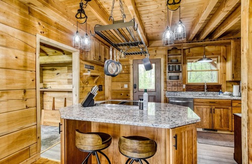 Sparta Cabin | Moonshine Cabin- beautiful Mountain views and minutes to downtown