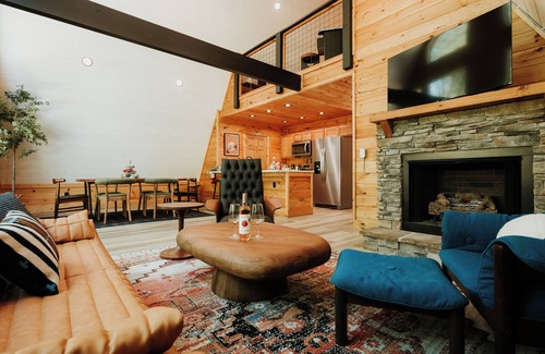 Wears Valley Cabin | Moonshine Modern! Luxury Design, Hot Tub, Fishing!
