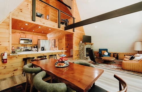 Wears Valley Cabin | Moonshine Modern! Luxury Design, Hot Tub, Fishing!