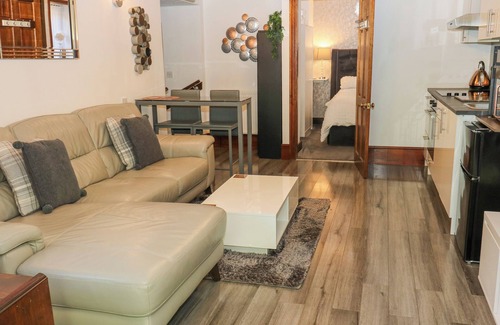 Saddleworth Cottage | MOOR COTTAGE, character holiday cottage, with a garden in Uppermill