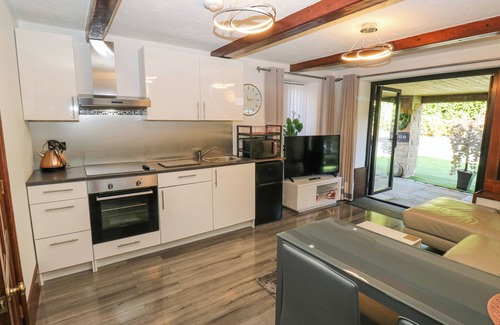 Saddleworth Cottage | MOOR COTTAGE, character holiday cottage, with a garden in Uppermill