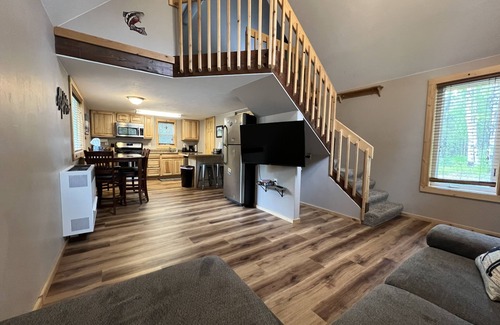 Wasilla Cabin | Moose Landing Cabin F93 cozy cabin in the woods, and close to town