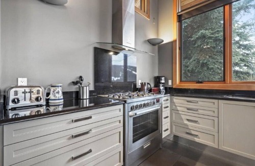 Sundance Estates Ski Chalet | Moosehead Lodge: Stunning 4 bdrm/4 bath chalet. Ski in/ski out, private Hot Tub
