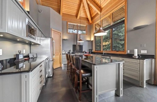 Sundance Estates Ski Chalet | Moosehead Lodge: Stunning 4 bdrm/4 bath chalet. Ski in/ski out, private Hot Tub