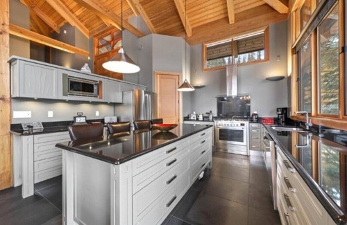 Sundance Estates Ski Chalet | Moosehead Lodge: Stunning 4 bdrm/4 bath chalet. Ski in/ski out, private Hot Tub