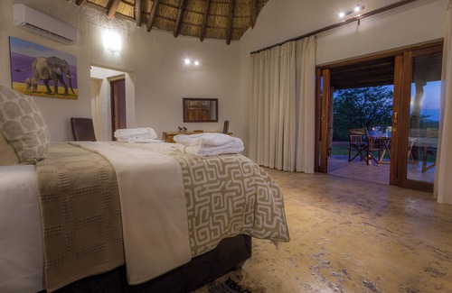 Weipe Cabin | Mopane Bush Lodge