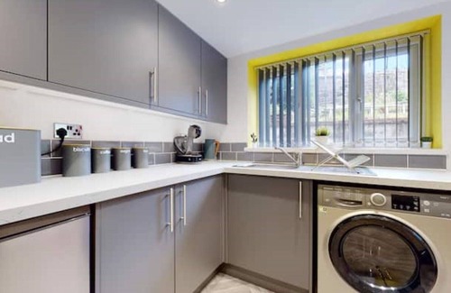 Pontypridd House | Morden 2 bed house sleeps 4