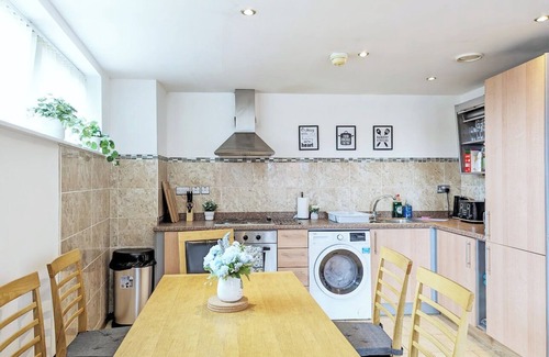 St George's Quarter Apartment | Morden 2-Bedroom Apt in Heart of City Centre
