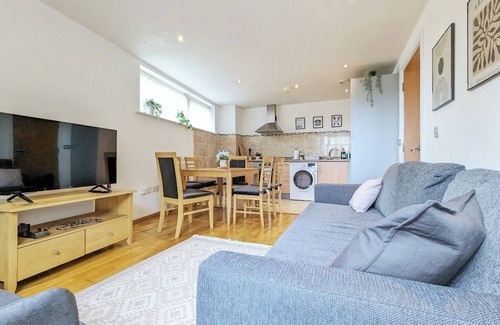 St George's Quarter Apartment | Morden 2-Bedroom Apt in Heart of City Centre