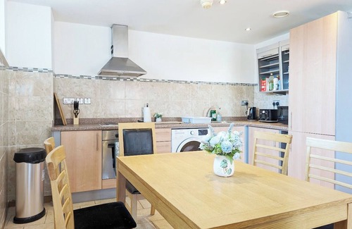 St George's Quarter Apartment | Morden 2-Bedroom Apt in Heart of City Centre